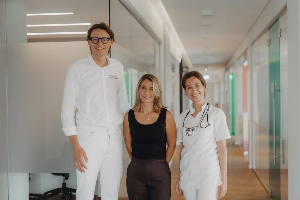 Dr. Fritz Paeßens
           und eine Mitarbeiterin mit einer Patientin im Flur der Praxis