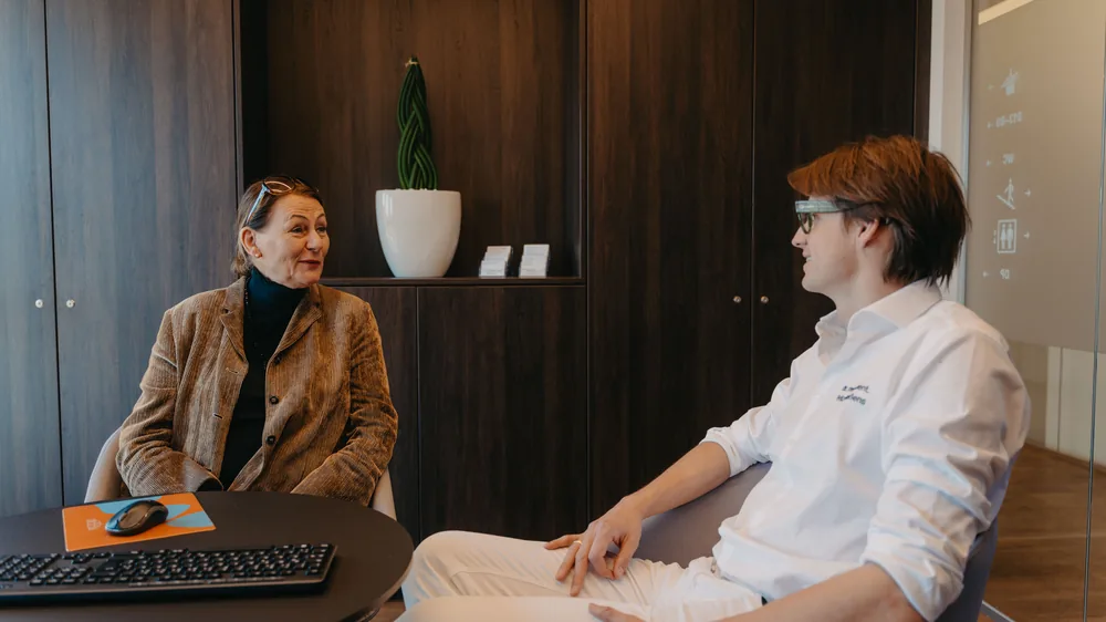 Helga im Beratungsgespräch am Besprechungstisch